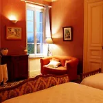 Les Volets Bleus Bed and breakfast