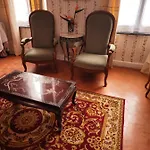 Les Volets Bleus Bed and breakfast 3*