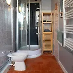 Les Volets Bleus Bed and breakfast 3*
