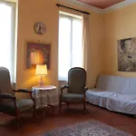 Les Volets Bleus Bed and breakfast