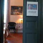 Les Volets Bleus Bed and breakfast