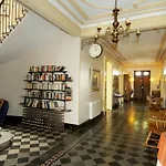 Les Volets Bleus Bed and breakfast