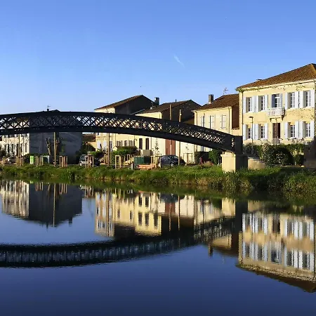 Les Volets Bleus Bed & Breakfast
