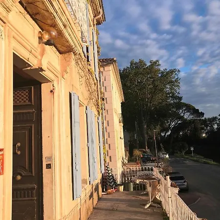 Les Volets Bleus Couette-café