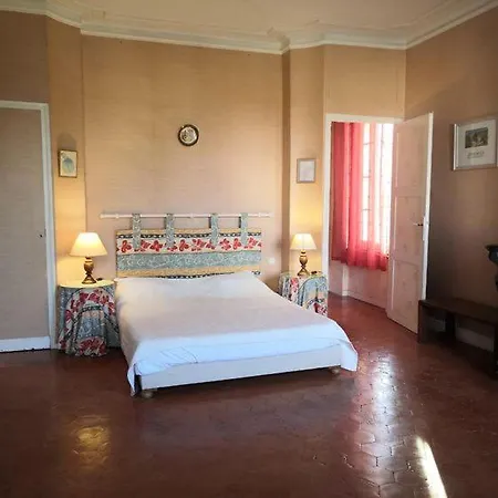 Les Volets Bleus Bed & Breakfast