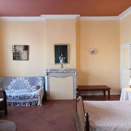 Les Volets Bleus Bed & Breakfast