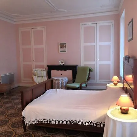 Les Volets Bleus Bed & Breakfast 3*