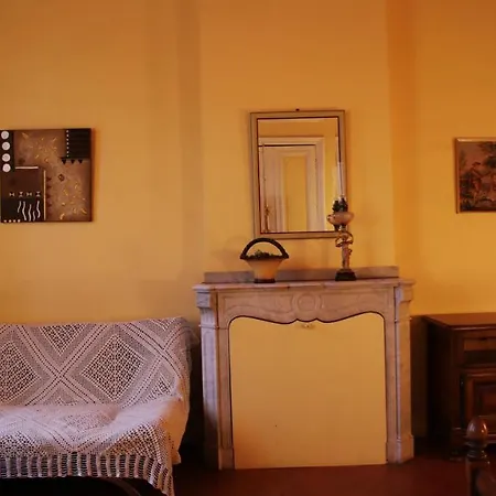 Les Volets Bleus Bed & Breakfast