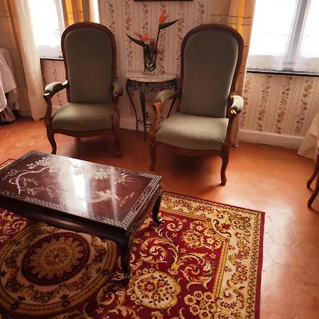 Les Volets Bleus Couette-café 3*