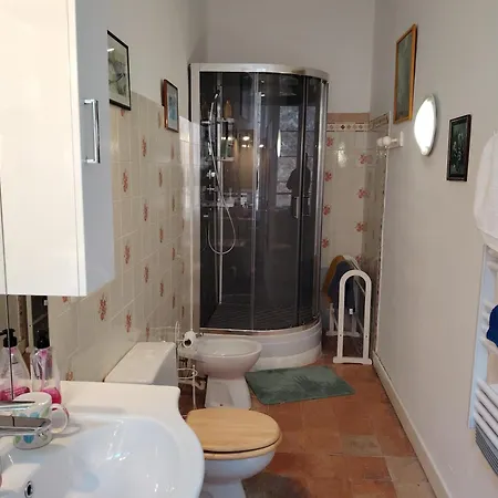 Les Volets Bleus Bed & Breakfast