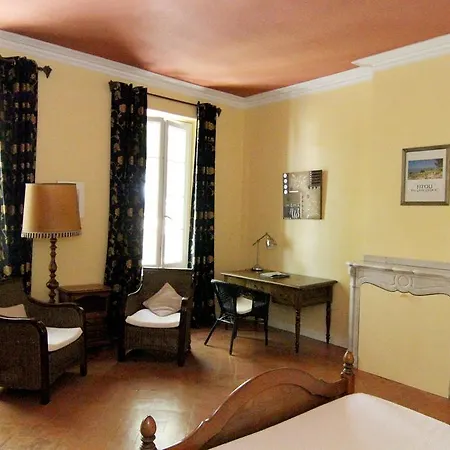 Les Volets Bleus Bed & Breakfast