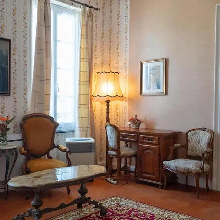 Couette-café Les Volets Bleus 3*