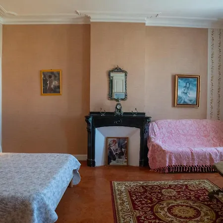 Les Volets Bleus Bed & Breakfast