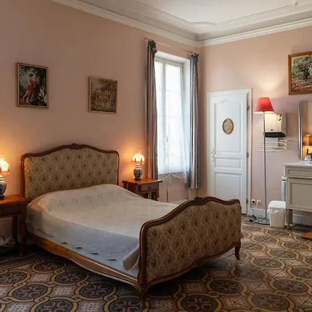 Couette-café Les Volets Bleus 3*