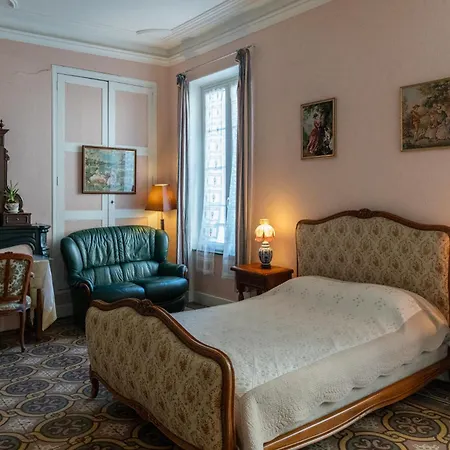 Les Volets Bleus Bed & Breakfast