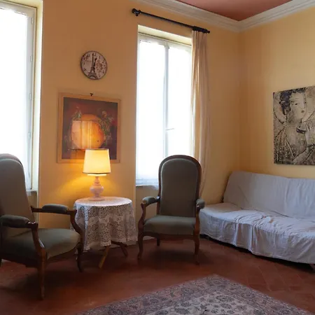 Les Volets Bleus Bed & Breakfast