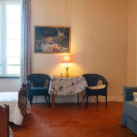 Les Volets Bleus Bed & Breakfast 3*