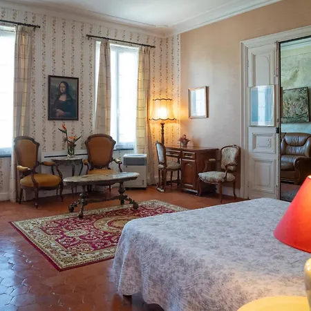 Les Volets Bleus Bed & Breakfast