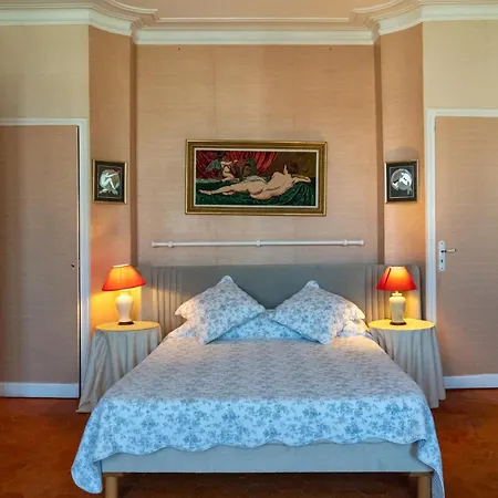 Les Volets Bleus Bed & Breakfast 3*