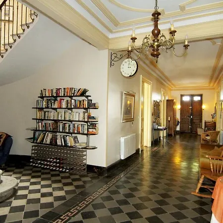 Les Volets Bleus Bed & Breakfast